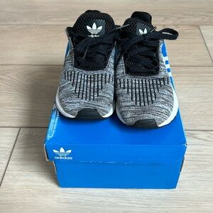 Adidas Swift Run I tennis shoes